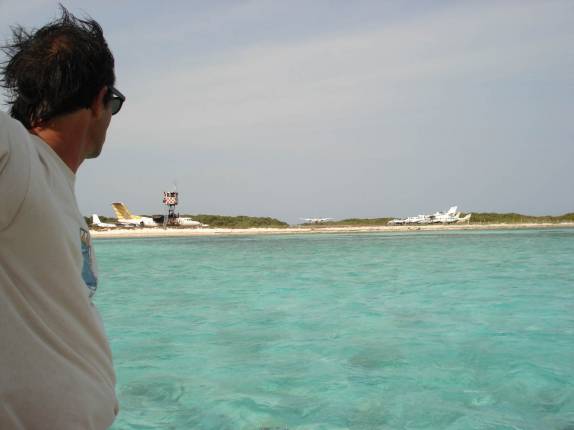 Observando o mar e o aeroporto de Gran Roque, a maior ilha de Los Roques, no litoral venezuelano